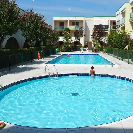 Inviting And Cozy With Swimming Pool Apartment